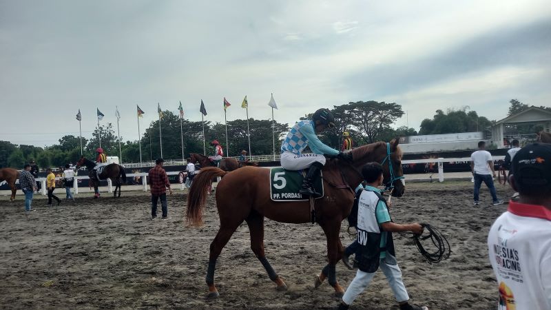 Peserta saat menunggangi kuda yang sedang bertanding di Lapangan Sultan Agung, Minggu (20/4/2025)