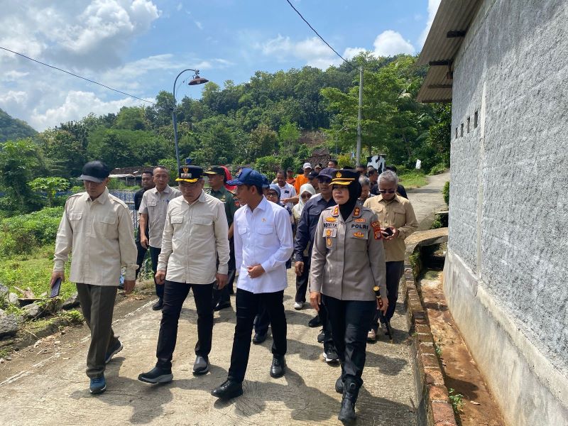 TURUN LAPANGAN: Menteri Lingkungan Hidup Hanif Faisol Nurofiq saat berkunjung ke Imogiri, Bantul Minggu (20/4).