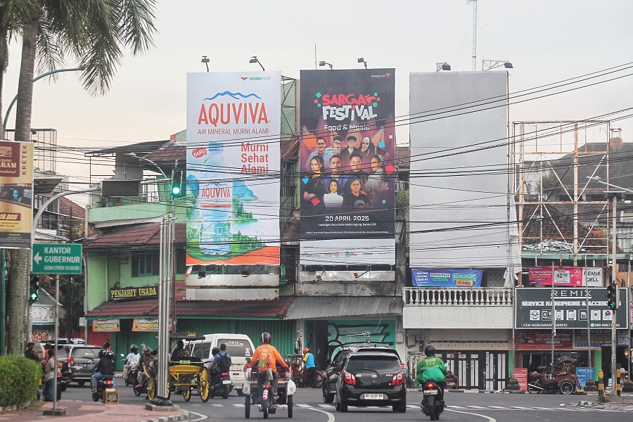 Sejumlah reklame terpasang di salah sudut Jalan Mayor Suryotomo, Kota Jogja, Minggu (20/4/2025).