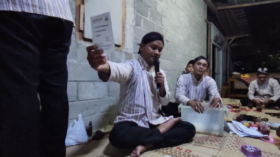 PEMILIHAN: Warga Padukuhan Kopat menghitung surat suara.