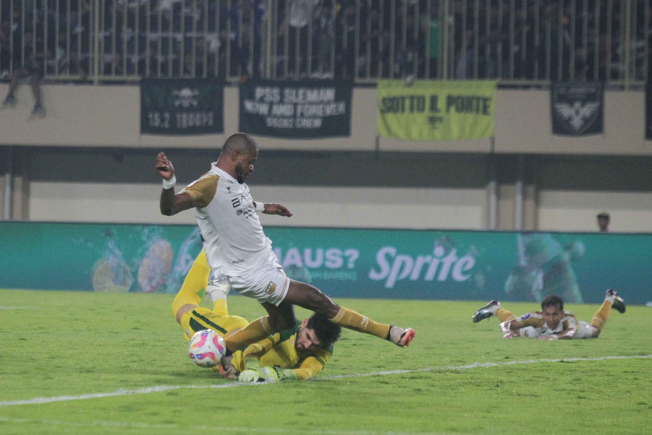 Kiper PSS Sleman Alan Bernadon melakukan penyelamatan