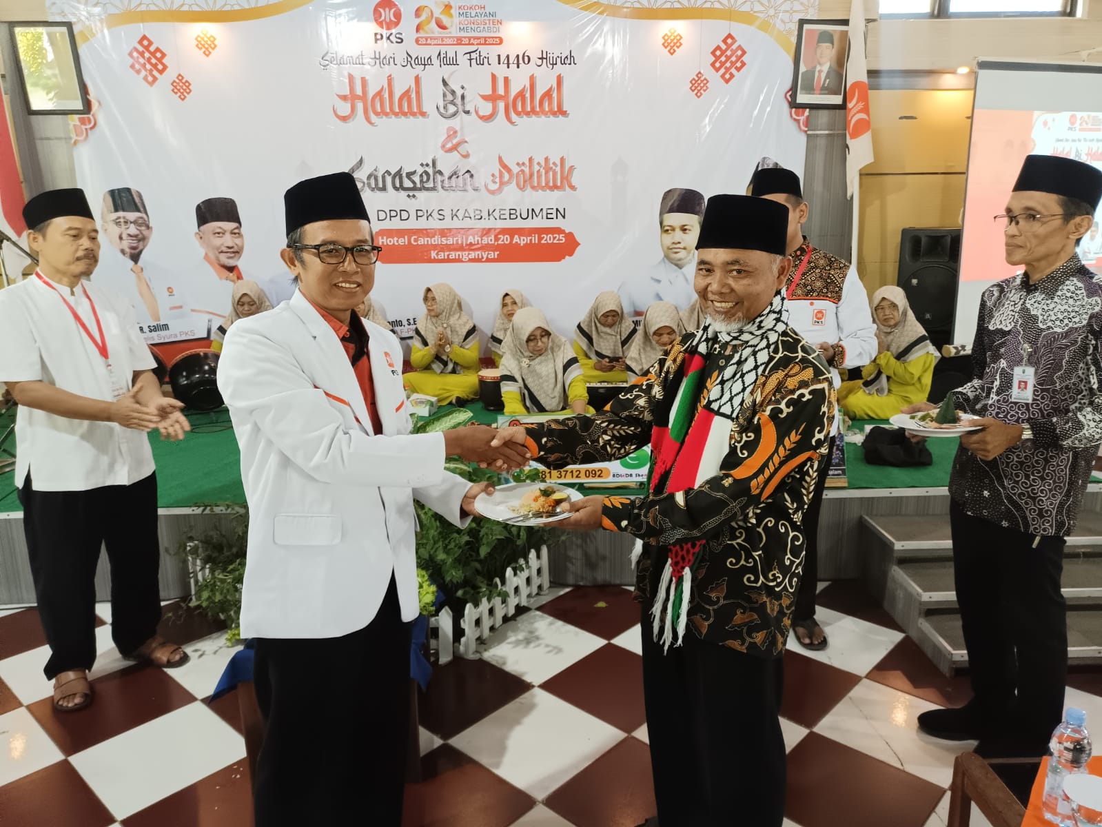 Ketua DPD PKS Kebumen Pramono potong tumpeng sebagai tanda perayaan Milad ke 23 PKS. Dia menekankan pentingnya kader PKS untuk terus menjadi bagian pelayanan masyarakat.