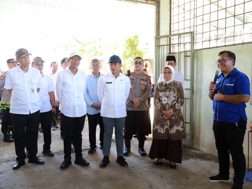 Menteri Lingkungan Hidup Hanif Faisol Nurofiq memberikan arahan kepada Bupati dan Wakil Bupati Kebumen terkait optimalisasi penanganan sampah di TPA Kaligending, Sabtu (19/4).