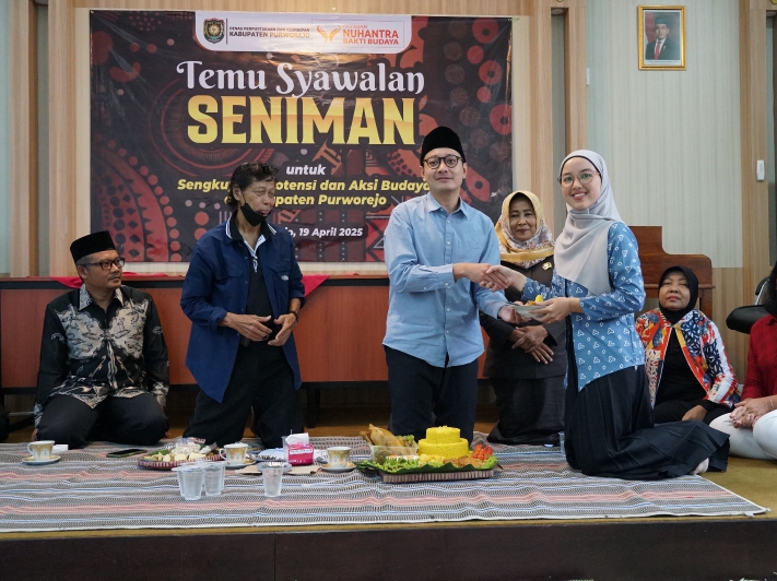 Wakil Bupati Purworejo Dion Agasi Setiabudi berbaur dengan pelaku seni dan budaya di gedung Perpusda Purworejo, Sabtu (19/4).    &nbsp;