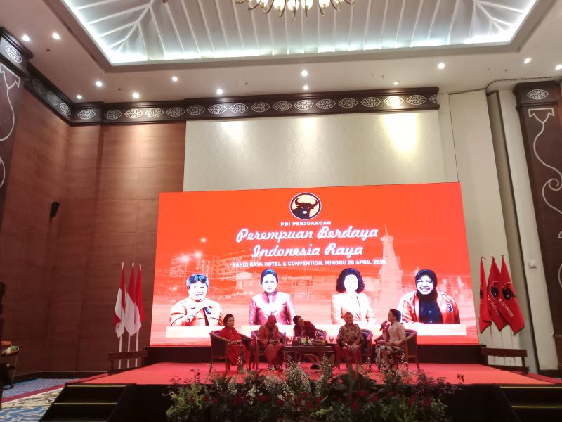 MOMENTUM: Anggota dari PDI Perjuangan saat memperingati peringatan Hari Kartini Minggu (20/4).