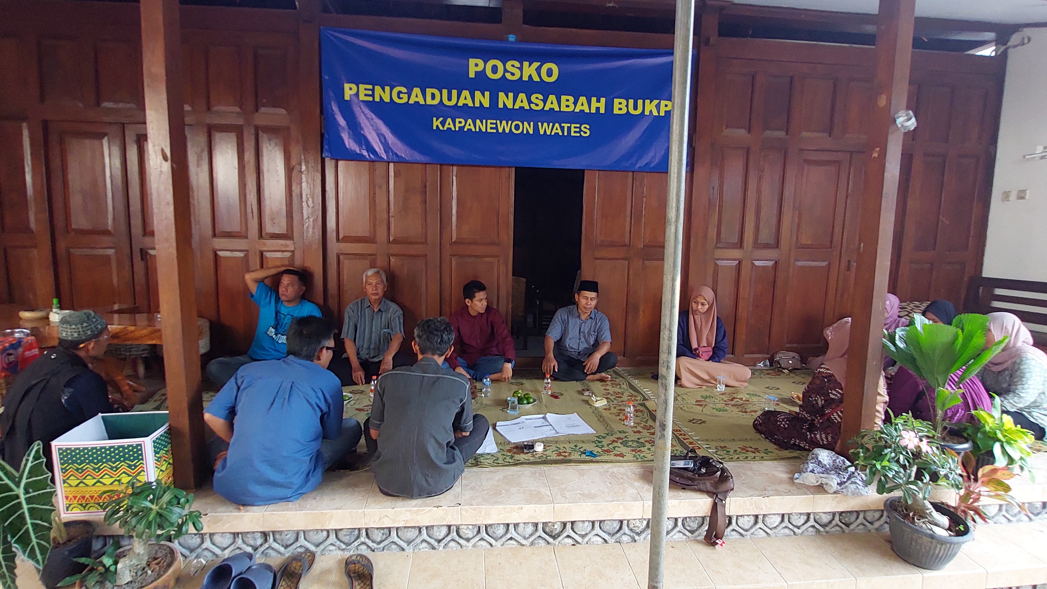 KOMPAK: Nasabah BUKP Wates berkumpul untuk menghitung total uang milik mereka.