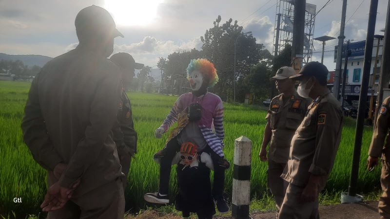 PENERTIBAN: Personel menanyakan kegiatan anak jalanan yang mengganggu ketertiban umum.