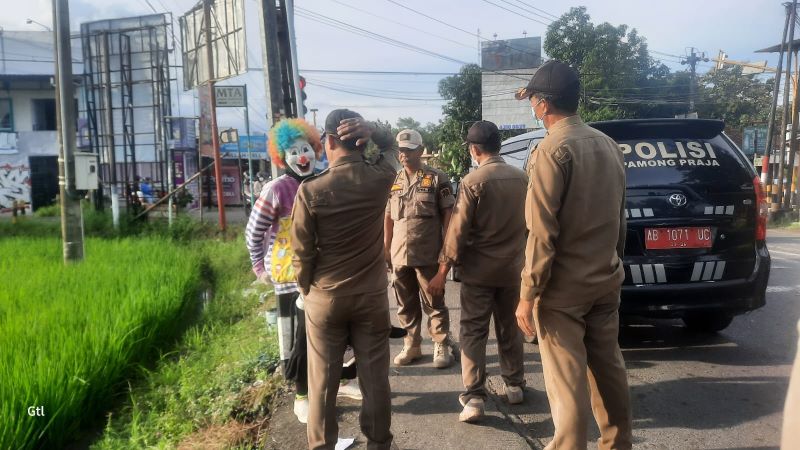 PENERTIBAN: Personel menanyakan kegiatan anak jalanan yang mengganggu ketertiban umum.&nbsp;