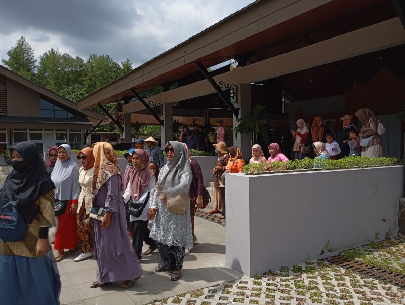 AKSI DAMAI: Puluhan pedagang yang tergabung dalam Paguyuban Sentra Kerajinan Makanan Borobudur (SKBM) mendatangi Kampung Seni Borobudur Senin (21/4).
