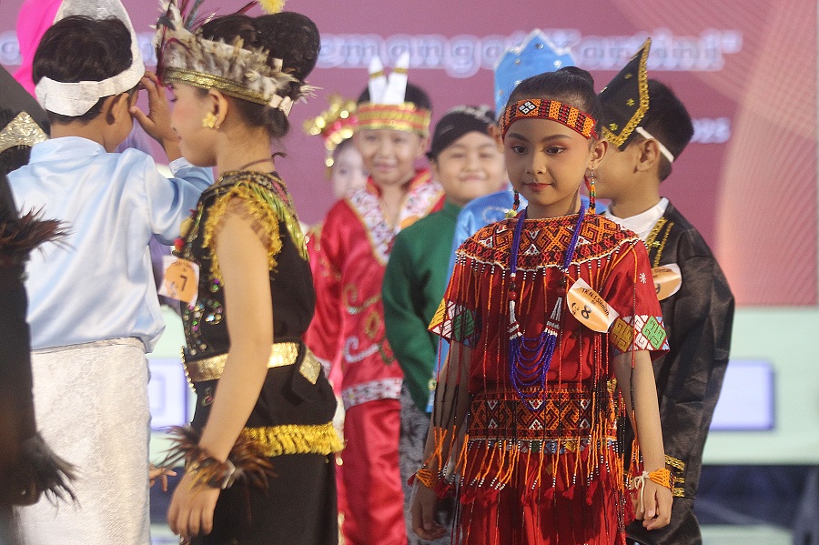 TK Negeri 1 Sleman menggelar lomba keluwesan pakaian adat nusantara di Sleman City Hall, Senin (21/4/2025). Ratusan siswa unjuk busana nusantara.