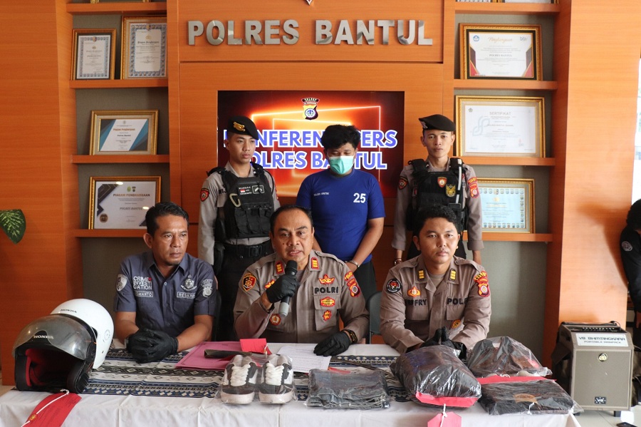 GELAR PERKARA: Pelaku pembacokan di SPBU Kretek berinisial EAN saat dihadirkan di Mapolres Bantul,&nbsp;Senin (21/4/2025).
