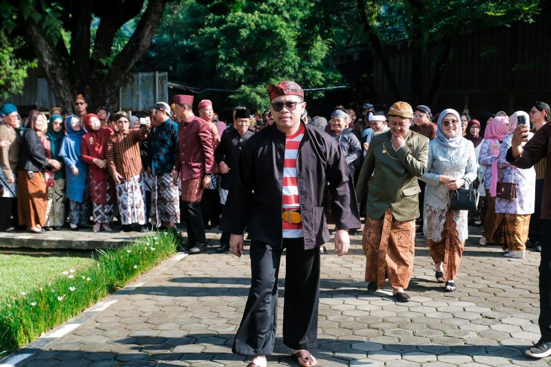 KOMPAK: Para ASN di lingkungan Pemkot Magelang tampak mengenakan pakaian adat tradisional saat apel Senin (21/4).