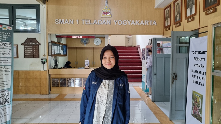 TUNGGU BEASISWA: Siswi SMAN 1 Jogja Aqila Zalfa Pradita bersama sang ibu, Eka Febriana.