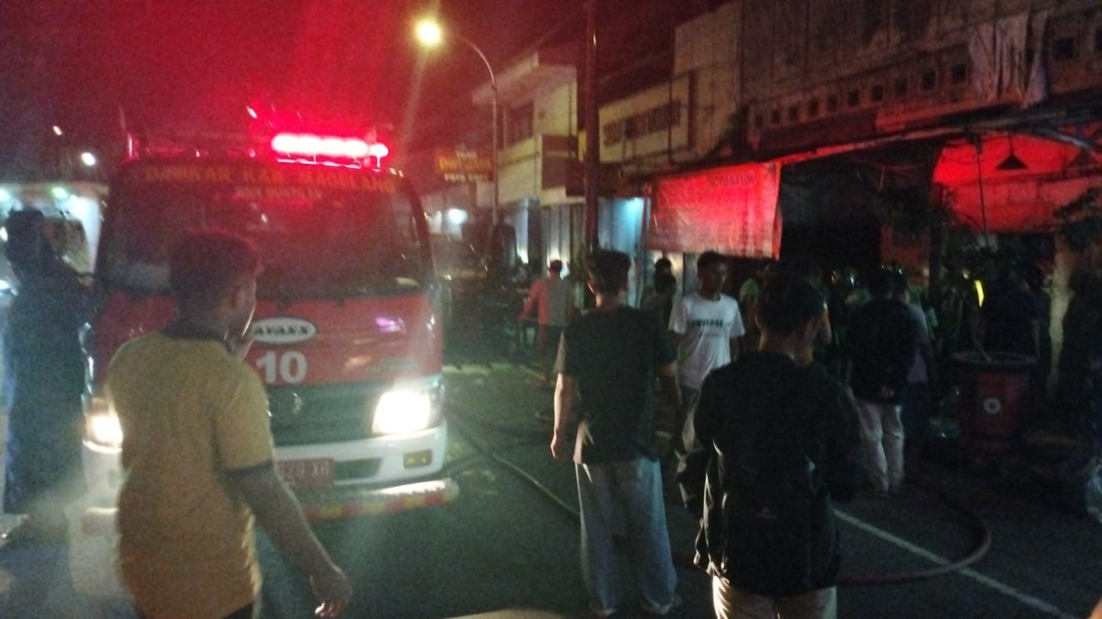 PENDINGINAN: Petugas damkar Kabupaten Magelang melakukan pemadaman di sebuah warung soto di Jalan Pemuda, Muntilan, Senin malam (21/4).&nbsp;