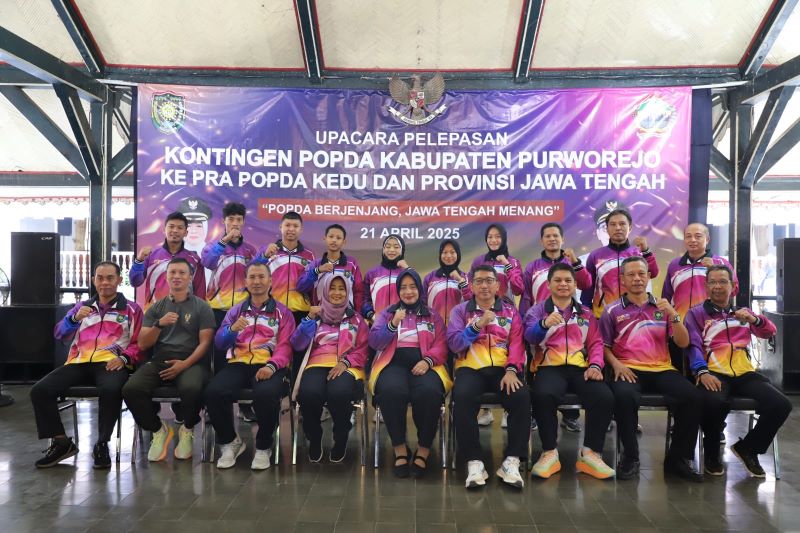 SIAP BERTANDING: Bupati Purworejo Yuli Hastuti melepas pemberangkatan kontingen atlet yang akan bertanding di Popda tingkat Kedu.
