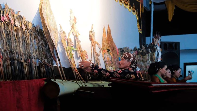 PERTAHANKAN TRADISI: Pemkot Magelang menyelenggarakan pagelaran wayang kulit di Pendopo Mantyasih.