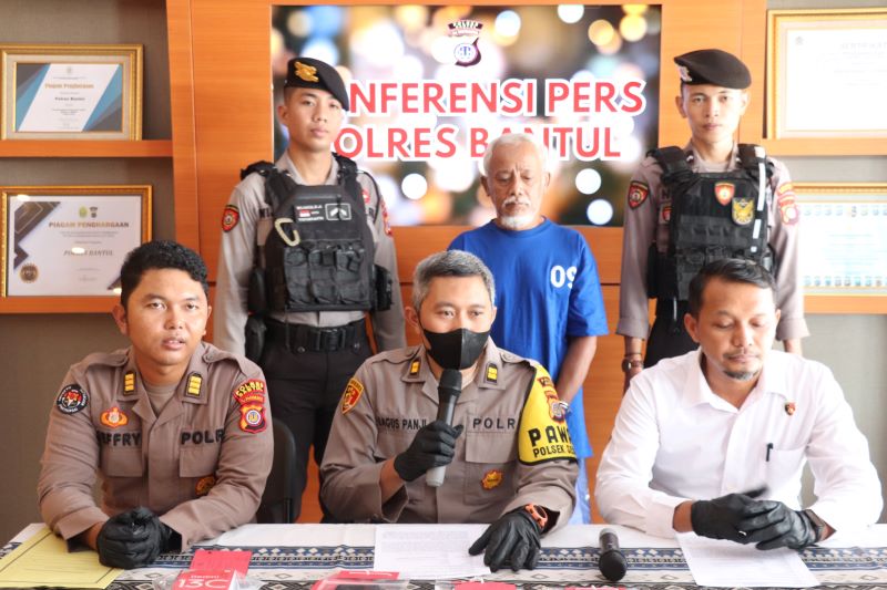 Pelaku pencurian emas dan uang tunai, UN alias Mbah Untung, saat dihadirkan di Mapolres Bantul, Senin (21/4/2025).