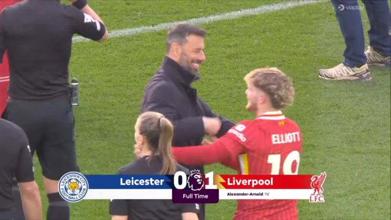 Pelatih Leicester City, Ruud van Nistelrooy tersenyum bersama pemain Liverpool setelah pertandingan yang membuatnya dikecam oleh penggemar the Foxes