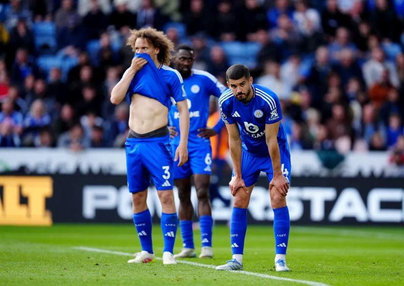Kekecewaan pemain Leicester City yang telah terdegradasi usai kekalahan atas Liverpool di King Power Stadium