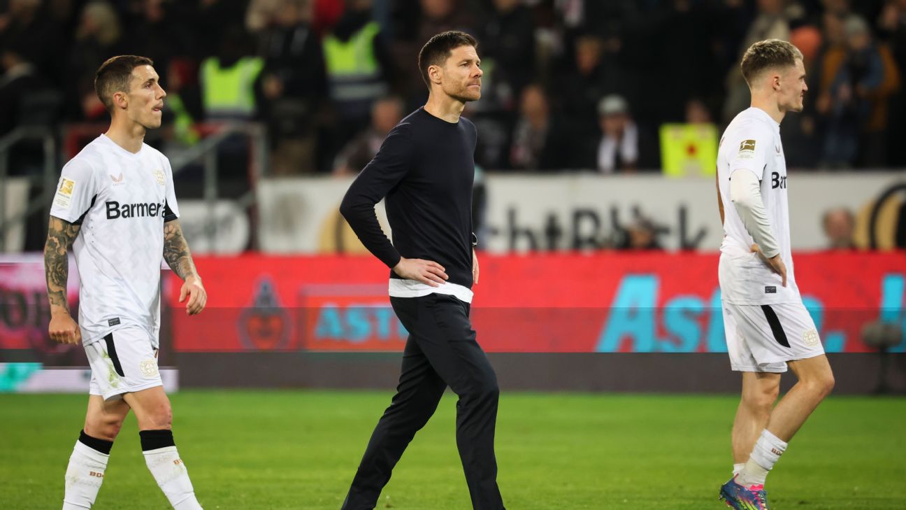 Pelatih Bayer Leverkusen, Xabi Alonso berjalan bersama pemain dalam hasil imbang kontra St Pauli