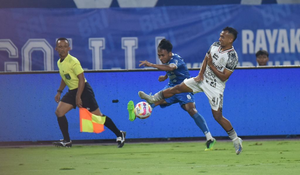Pemain Persib Bandung, Robi Darwis dalam laga kontra Bali United