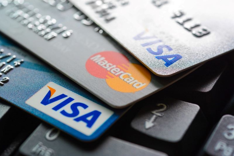 Visa dan Mastercard.