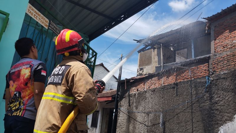 Kebakaran melalap tiga unit ruko di Padukuhan Modalan, Banguntapan, Bantul, Selasa (22/4/2025).  Tim Damkar Bantul berupaya memadamkan api.