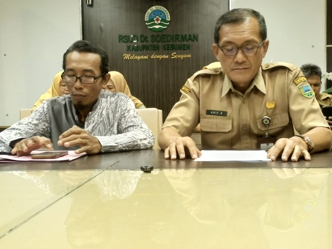 BERI KETERANGAN : Direktur RSDS Kebumen Arif Komedi memberikan pernyataan terkait penyelesaian polemik pemberian insentif bagi pegawai rumah sakit.