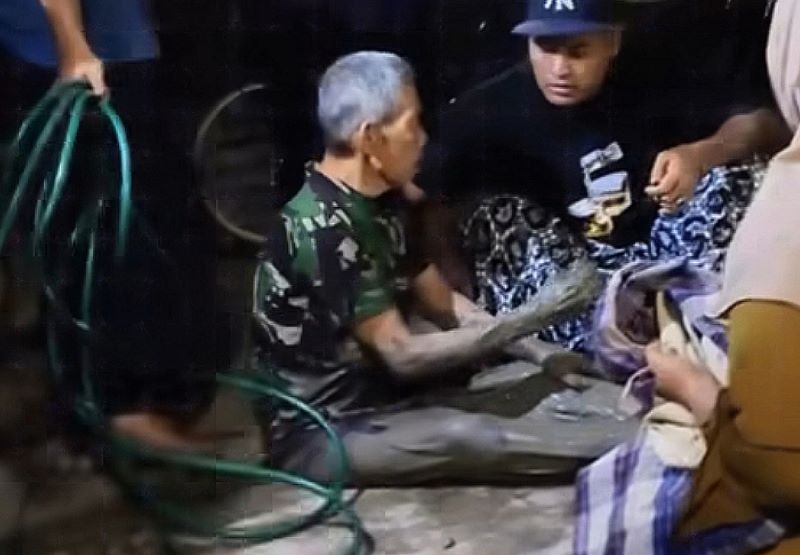 Seorang kakek bernama Jeni ditemukan penuh lumpur setelah menghilang.