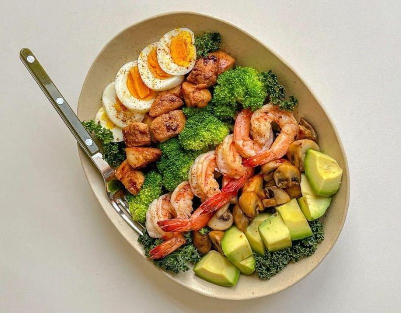 Menu diet telur, ayam, brokoli, udang, jamur, dan alpukat.