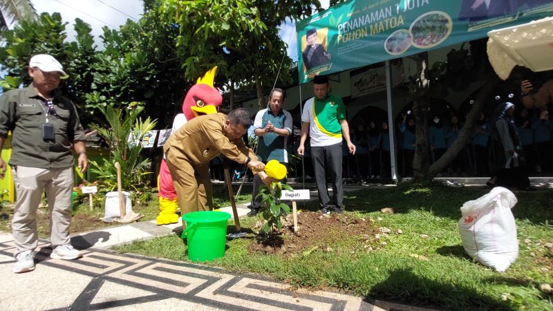HARI BUMI INTERNASIONAL: Wakil Bupati melakukan penanaman simbolis satu juta pohon matoa disaksikan langsung oleh siswa-siswi MAN 2 Kulon Progo.&nbsp;