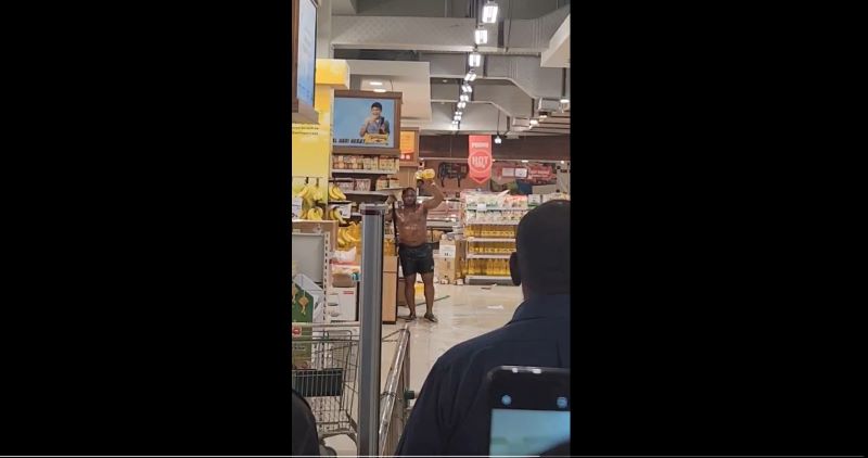 Seorang WNA Nigeria Mengamuk di Farmers Market Kalibata City terekam dalam video hingga viral di media sosial.