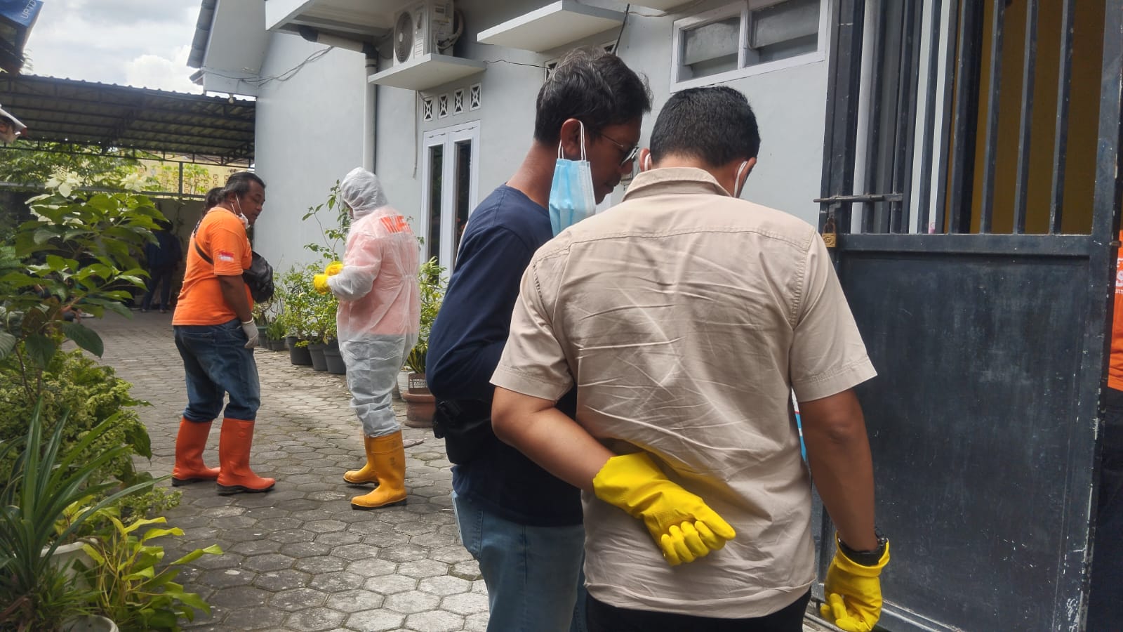 Petugas saat mengecek lokasi kejadian penemuan jasad korban warga Semarang berinisial MN di Padukuhan Manggung, Caturtunggal, Depok, Sleman pada Selasa (22/4/2025).
