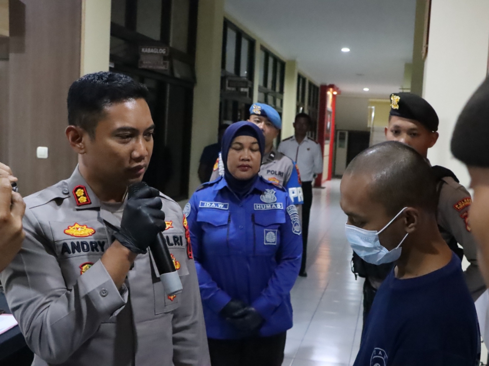 Kapolres Purworejo AKBP Andry Agustiano memimpin konfrensi pers aksi penjambretan yang terjadi di Simpang Tiga Lengkong, Kledungkradenen, Kecamatan Banyuurip.