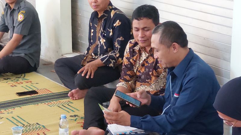 DIPERIKSA: Kepala Perwakilan ORI DIY Muflihul Hadi saar melihat tabungan milik nasabah BUKP di Pasar Bendungan Selasa (22/4).