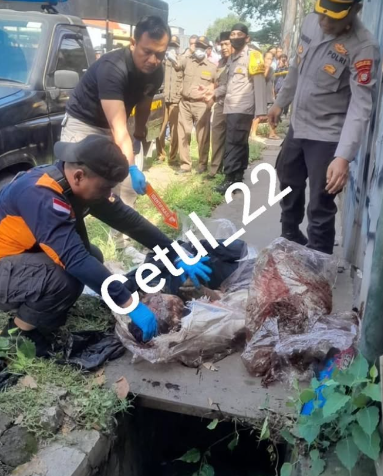 Penemuan mayat dalam karung di Jalan Daan Mogot Km 21, Batuceper, Kota Tangerang,  Selasa (22/4/2025).