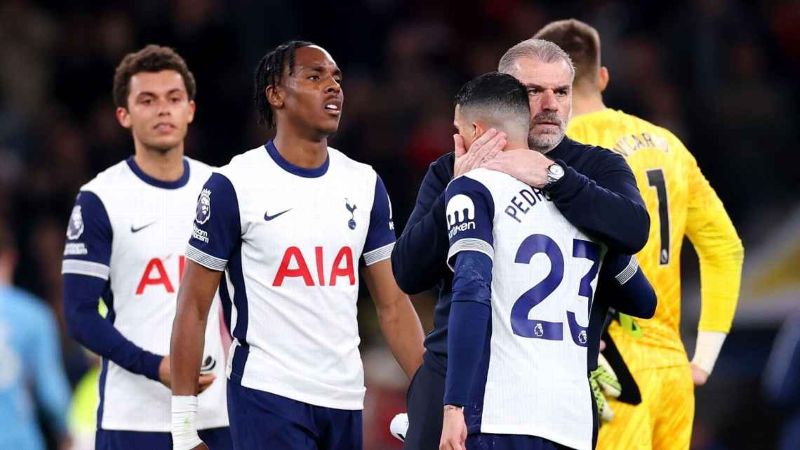 Pelatih Tottenham Hotspur, Ange Postecoglou menghibur pemainnya setelah kekalahan atas Nottingham Forest