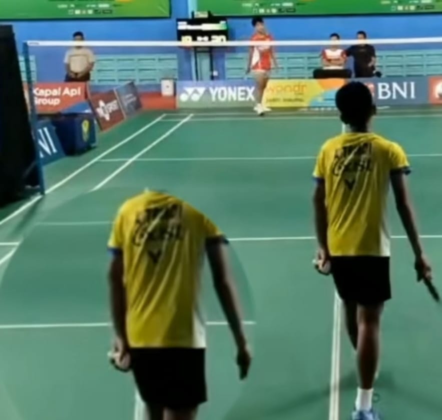 Atlet PB Exist saat melakukan peremasan terhadap shuttlecock yang dianggap tidak sportif