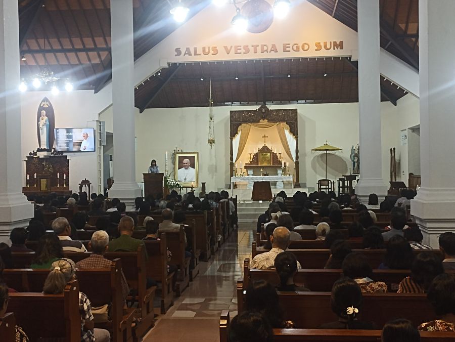 Umat Katolik di Gereja Hati Kudus Tuhan Yesus (HKTY) Pugeran, Kota Jogja, mengikuti Misa Requiem untuk mendoakan Paus Fransiskus, Rabu (23/4/2025).