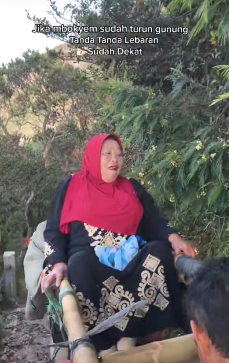 Mbok Yem saat dipanggul para pendaki turun dari Puncak Gunung Lawu saat Lebaran tahun 2022 lalu.