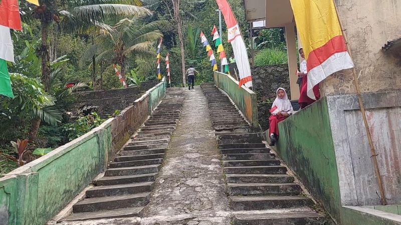 ANTUSIAS: Siswa SDN Trayu menyambut kedatangan Wakil Bupati Kulon Progo Ambar Purwoko saat meninjau jalan masuk&nbsp;SDN Trayu. Kondisi akses yang membahayakan butuh sentuhan perbaikan.