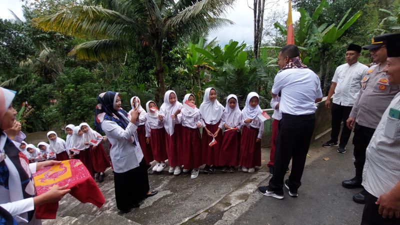 ANTUSIAS: Siswa SDN Trayu menyambut kedatangan Wakil Bupati Kulon Progo Ambar Purwoko saat meninjau jalan masuk&nbsp;SDN Trayu. Kondisi akses yang membahayakan butuh sentuhan perbaikan.
