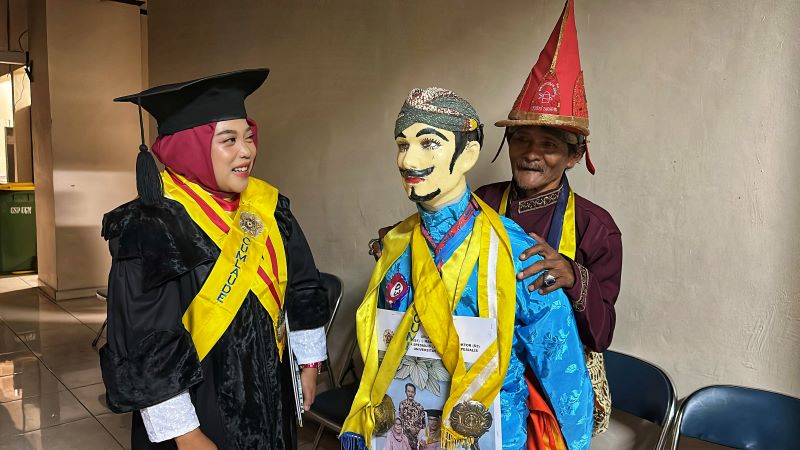 Budi Prasojo, 68 tahun, seniman Ledhek Gogik melintas di kompleks Kampus UGM Rabu (23/4).