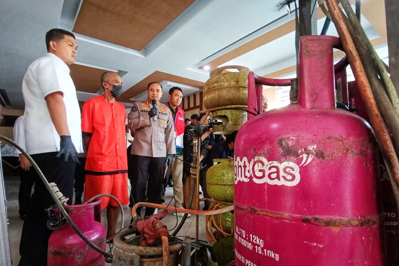 Polisi menghadirkan pelaku pengoplos produk elpiji bersubsidi yang beroperasi di Kulon Progo saat rilis kasus di Mapolda DIY Rabu (23/4).