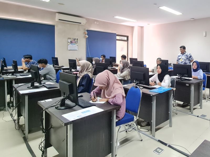 FOKUS: Para peserta UTBK SNBT 2025 Untidar mengikuti ujian Rabu (23/4).