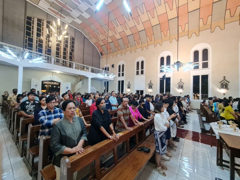 KHUSYUK: Ratusan umat Katolik memanjatkan doa untuk Paus Frasiskus di Gereja Santo Ignatius Kota Magelang, Rabu malam (23/4).