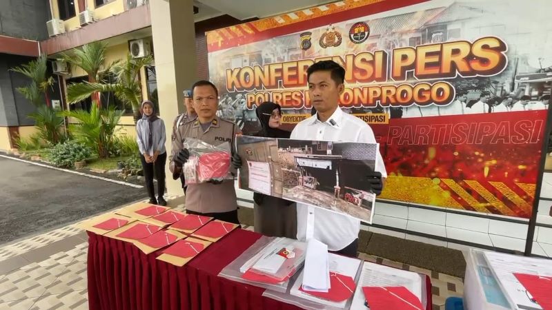 KERUGIAN: Personel Polres Kulon Progo menunjukkan barang bukti.&nbsp;