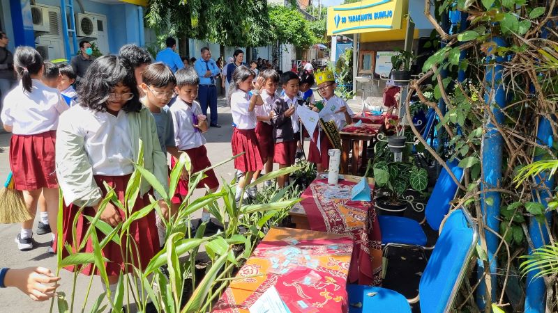 Duta lingkungan SD Tarakanita Bumijo memberi edukasi sekaligus membagi-bagikan biji dan tanaman pada sesama siswa, orangtua, hingga warga sekitar dalam peringatan Hari Bumi.&nbsp;