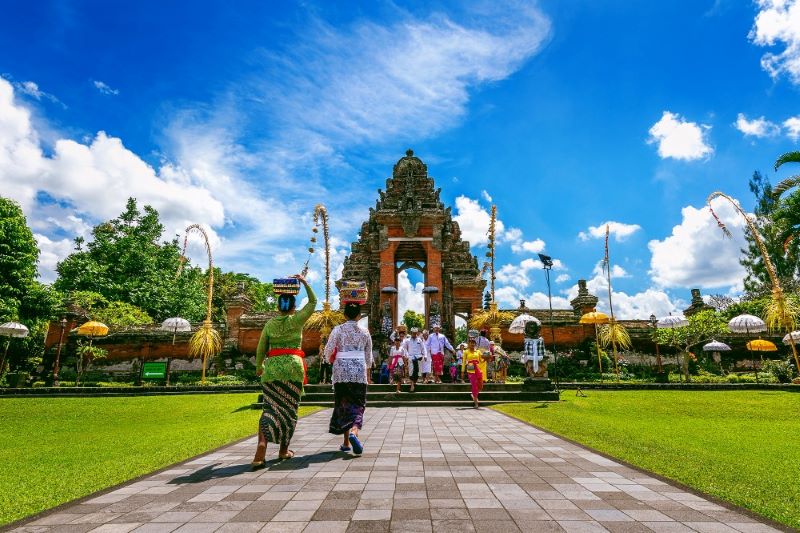Masyarakat Bali mengenakan pakaian adat saat upacara keagamaan di Pura Taman.