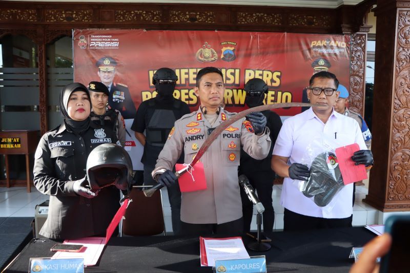 UNGKAP PERKARA: Kapolres Purworejo AKBP Andry Agustiano memimpin konferensi pers terkait aksi pembegalan di Kecamatan Grabag Rabu (23/4).